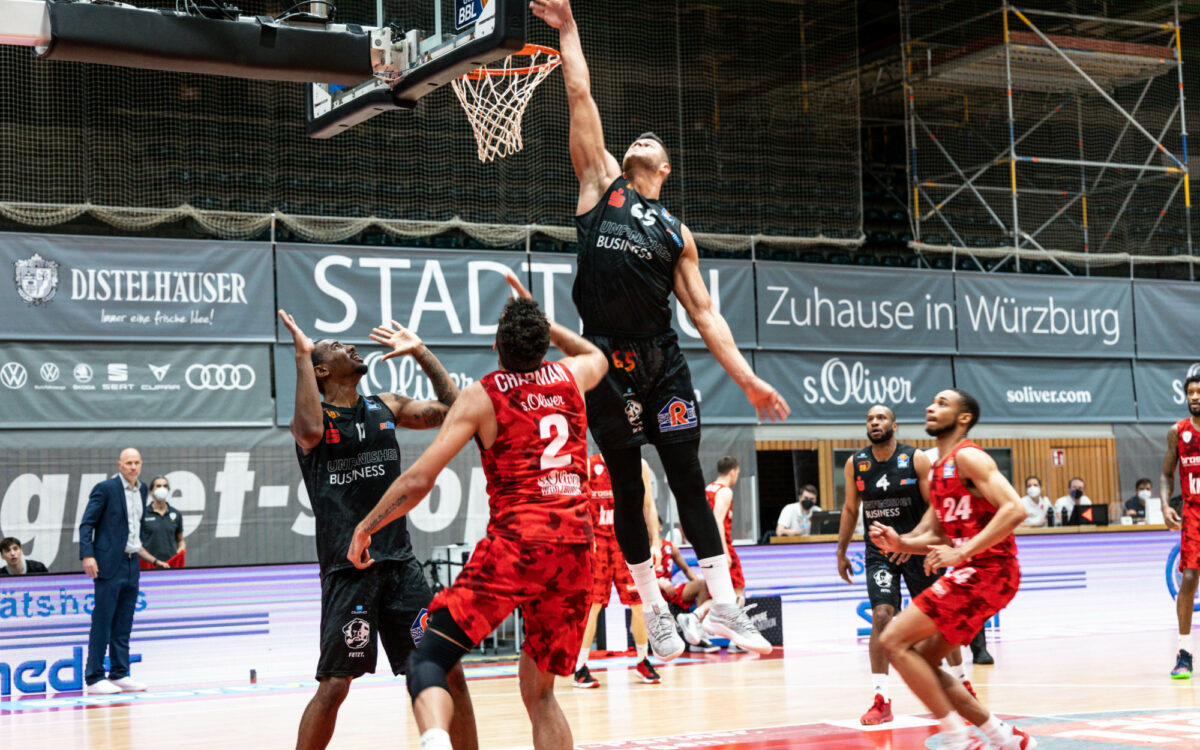 Filip Stanic als Chemnitzer im Duell mit s.Oliver Würzburg Filip Stanic als Chemnitzer im Duell mit s.Oliver Würzburg